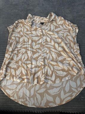 Torrid tan & white blouse